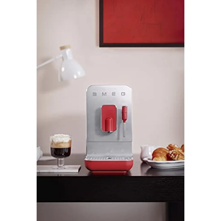 Smeg BCC02 Kaffeevollautomat 50s Style, 1,4 l Wassertank, mit integriertem Mahlwerk und Milchaufschäumdüse, ruby red – Bild 5