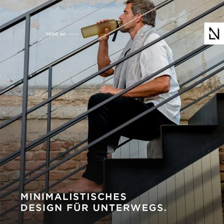 LARS NYSØM Trinkflasche 1l | Wasserflasche BPA-frei | Ultraleichte Tritan Sport Flasche auslaufsicher, Kohlensäure geeignet - für Sport, Büro, Yoga | 2 Deckel inkludiert (Onyx Black - Gold, 1000ml) – Bild 5