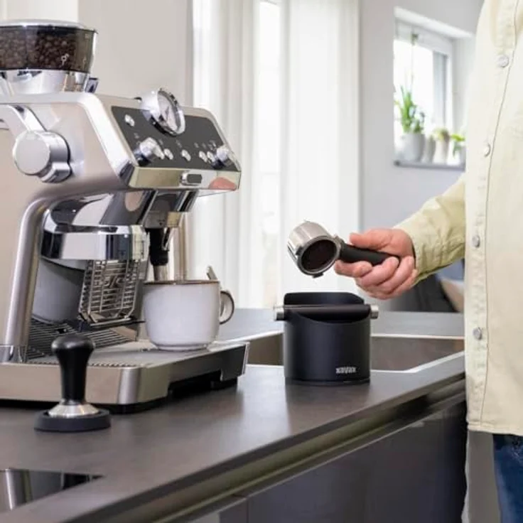 Xavax Abklopfbehälter für Kaffeesatz (Knock Box Barista, Abschlagbehälter rutschfest, Abschlagbox Espresso, Kaffeebehälter Espresso, Ausklopfer geräuscharm für Kaffee, Abschlagkasten für Siebträger) – Bild 4
