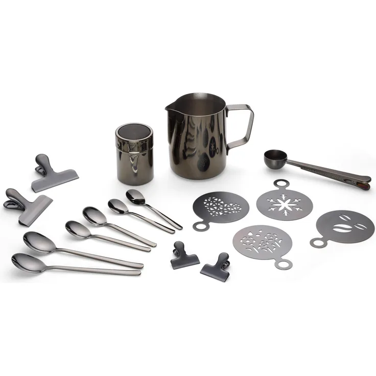 Echtwerk EW-BA-6004S Kaffeezubehör-Set 23tlg.- Milchschaumkännchen 600 ml, Kakaostreuer, 4x Espresso-, 4x Cappuccino-, 4x Latte Macchiato-Löffel, 4x Kaffeeclips, 4x Kaffeeschablonen, Kaffeemesslöffel, schwarz