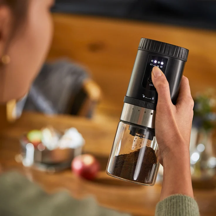 Tchibo akkubetriebene Kaffeemühle, Glas-Auffangbehälter, Edelstahl-Mahlgradring, 5 Mahlgradeinstellungen, Schwarz/Silber – Bild 6