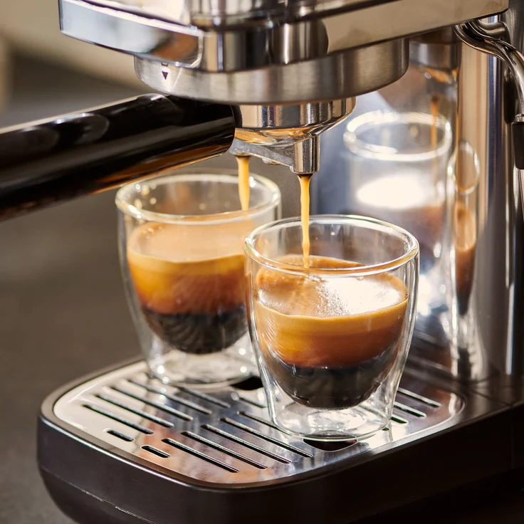 Tchibo Siebträger Espressomaschine „Lapressa“, mit Doppelauslauf und Milchaufschäumdüse (15 bar, 980ml Wassertank), inkl. zwei doppelwandigen Sieben, für Espresso und Milchschaum, Edelstahl – Bild 6