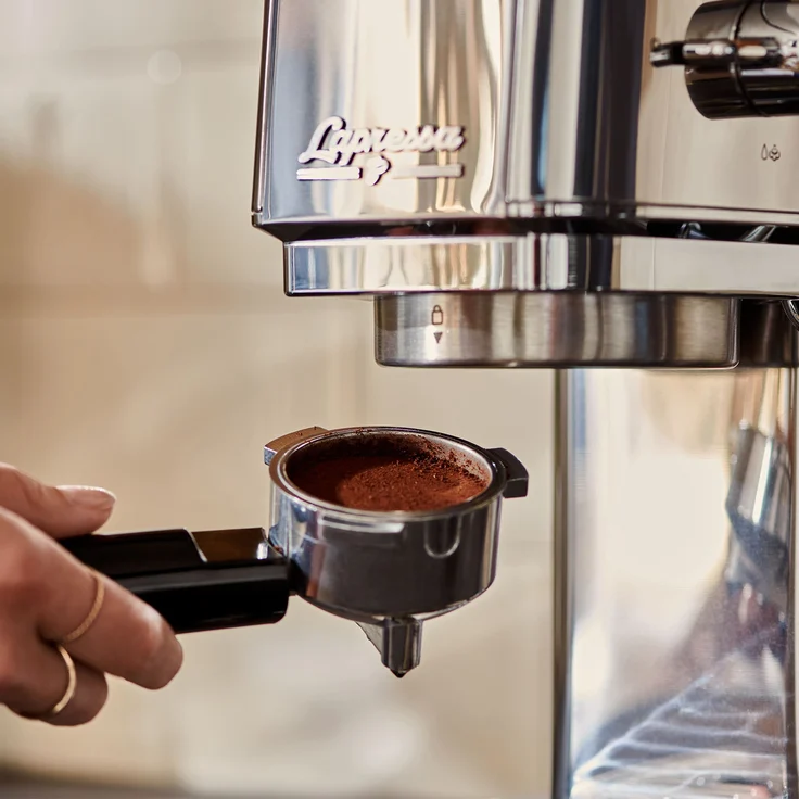 Tchibo Siebträger Espressomaschine „Lapressa“, mit Doppelauslauf und Milchaufschäumdüse (15 bar, 980ml Wassertank), inkl. zwei doppelwandigen Sieben, für Espresso und Milchschaum, Edelstahl – Bild 5