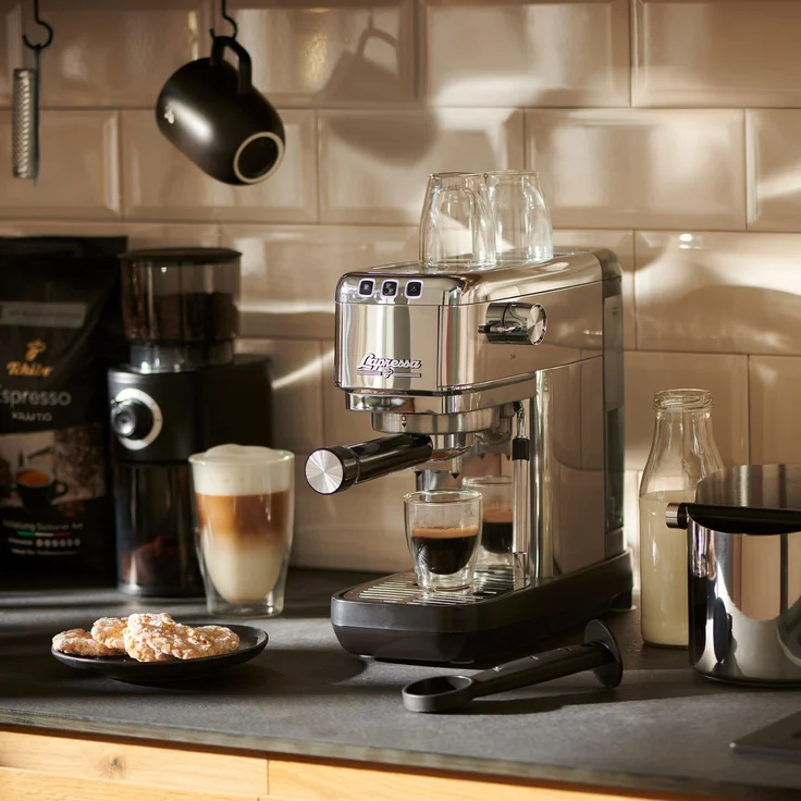Tchibo Siebträger Espressomaschine „Lapressa“, mit Doppelauslauf und Milchaufschäumdüse (15 bar, 980ml Wassertank), inkl. zwei doppelwandigen Sieben, für Espresso und Milchschaum, Edelstahl – Bild 7