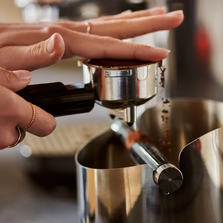 Tchibo Knock-Box Abklopfschale, für Siebträger Espressomaschine, zur leichten Entsorgung des feuchten Kaffeesatzes, Silber / Schwarz, Edelstahl und Gummi – Bild 4