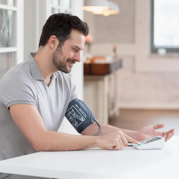 medisana BU 586 Voice Oberarm-Blutdruckmessgerät, präzise Blutdruck und Pulsmessung mit Speicherfunktion und Sprachausgabe, Anzeige eines unregelmäßigen Herzschlags, mit großer Manschette 23-43 cm – Bild 3