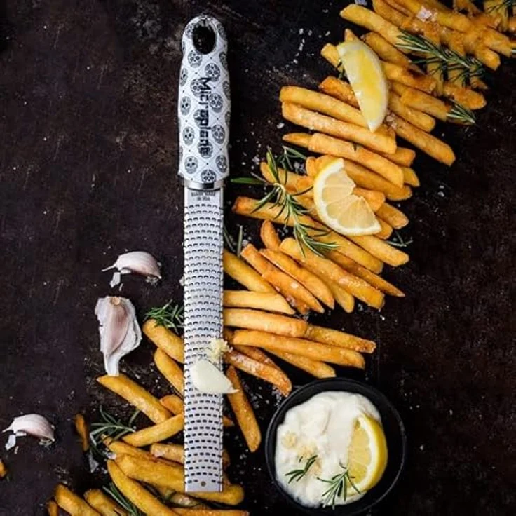 Microplane Zester Küchenreibe in Skull für Zitrusfrüchte, Parmesan, Ingwer, Schokolade & Muskatnuss mit feiner Edelstahlklinge - Made in USA – Bild 3