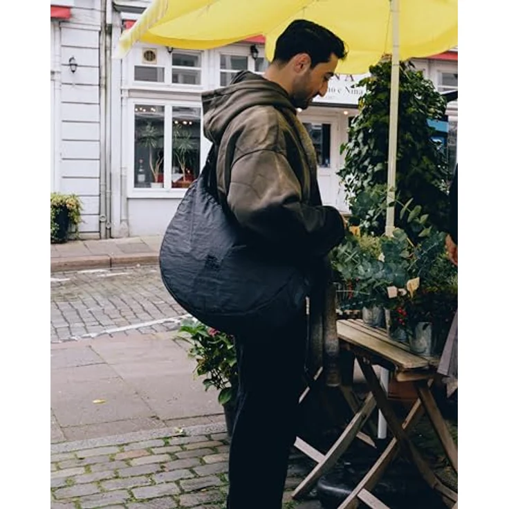 Johnny Urban Umhängetasche Kaia Large Half Moon Bag im Puffer Design, 16 Zoll, Große Crossbody Bag in Halbmond Form, Wasserabweisend – Bild 4