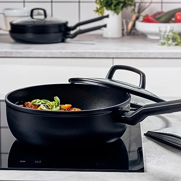 BK Easy Induction Ceramic Keramische Antihaft-Schmortopfpfanne 24 cm/3,4 l mit Deckel, PFAS-frei, Induktion, Backofenfest bis 160˚C, Stay-Cool-Griff, Spülmaschinenfest, Schwarz – Bild 2