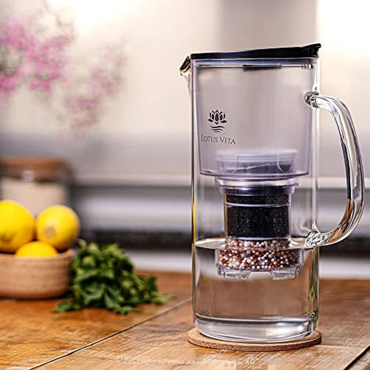 Lotus Vita Glas-Filterkanne Natura Plus - Wasser Karaffe mit Kartusche, Reduziert Kalk Chlor Blei aus Leitungswasser durch Aktivkohle Ionentauscher, BPA-frei, Glas durchsichtig und Anthrazit Deckel – Bild 3