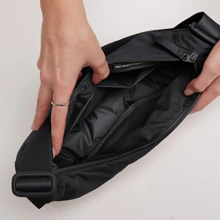 Got Bag Cloud Moon Bag small, Umhängetasche aus recyceltem Nylon, 4l, schwarz monochrome, wasserabweisend – Bild 3