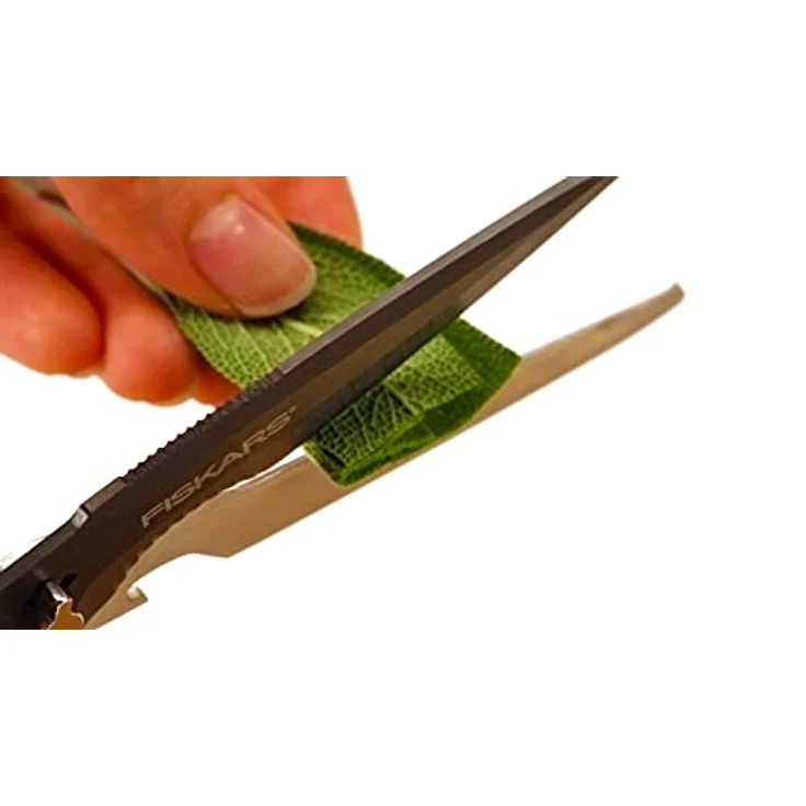 Fiskars Mehrzweckschere mit trennbaren Klingen, Inklusive Schutzhülle mit Scheren-Schärfer, Länge 23 cm, Titaniumbeschichtung, Rostfreier Stahl-Klinge-Kunststoff-Griffe, Schwarz-Orange, Cuts + More, 1000809 – Bild 14