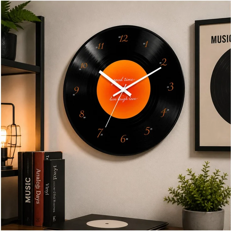 R2 Invest Wanduhr im Retro Schallplatte Design, 30 cm Durchmesser, schwarze Vinyl Optik mit orangefarbener Mitte und leisen Quarzmechanismus