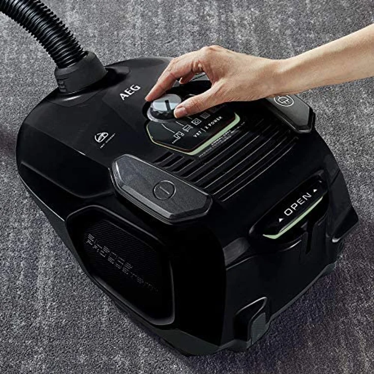 AEG VX7-2-ÖKOX Staubsauger mit Beutel (60% Recyclingmaterial, 360° Räder, inkl. Zusatzdüsen, Ergo-Handgriff, waschbarer Filter, 650 Watt, 12 m, neue technische Version) schwarz-grün – Bild 2