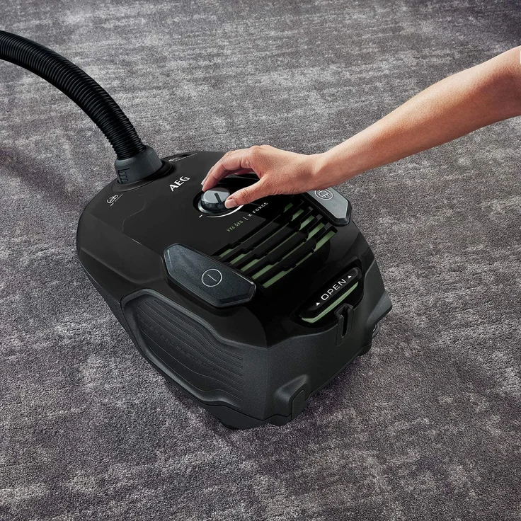 AEG VX6-2-ÖKOX Staubsauger mit Beutel (60% Recyclingmaterial, inkl. Zusatzdüsen, für Hart- und Teppichböden, 9 m Aktionsradius, ergonomischer Handgriff, 800 Watt, neue technische Version) schwarz-grün – Bild 7