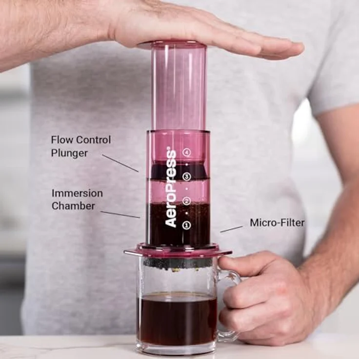 AeroPress Clear Pinke Kaffeepresse – 3-in-1 Kaffeemaschine kombiniert French Press & Espresso – Vollmundiger Kaffee ohne Bitterkeit – Tragbare Mini-Kaffeemaschine für Camping & Reisen, Pink – Bild 2