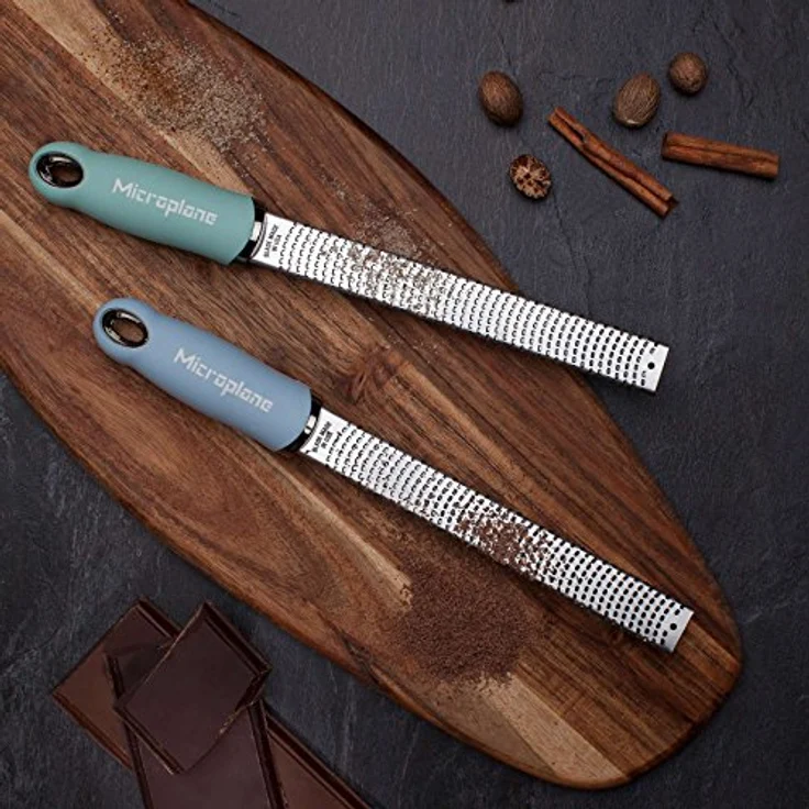 Microplane Zester Reibe Fein Baby-Blau Edelstahl aus der Premium Classic Serie für Zitrusfrüchte, Hartkäse, Ingwer, Schokolade, Muskatnuss und Trüffel – Bild 3