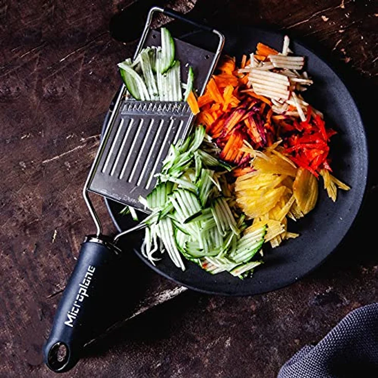 Microplane Profi Juliennehobel Edelstahl Schwarz aus der Gourmet Serie für Kartoffel, Apfel, Karotte, Zucchini und Rotkohl – Bild 9