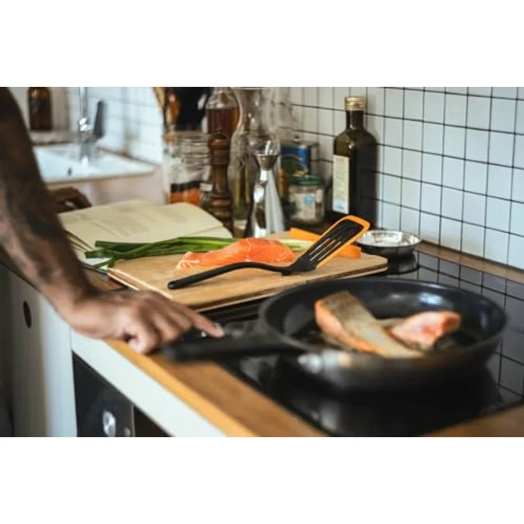 Fiskars Functional Form Pfannenwender, flexibler Wender für Omeletts und Pfannkuchen, hitzebeständig bis 220°C, integrierte Ablage, Länge 29,5 cm, Schwarz/Orange – Bild 3