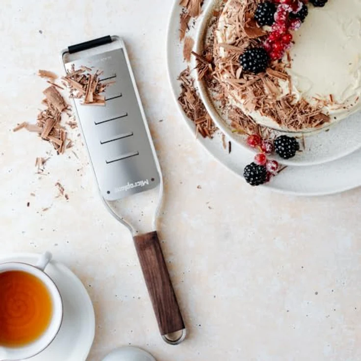 Microplane grobe Reibe, professionelle Küchenreibe mit Edelstahlklingen und Walnussgriff, Silber – Bild 2