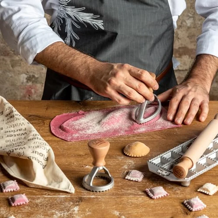 Marcato Ravioli Brett Set Wie ein Profi, inkl. 24er Ravioliform, Nudelholz, Küchentuch und internationalem Rezeptbuch – Bild 6