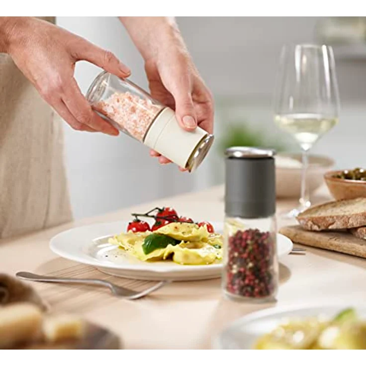 Joseph Joseph Duo Manuelles Salz- und Pfeffermühlenset, umgedrehte Mühlen mit Keramikmahlwerk, Schwarz/Grau – Bild 3
