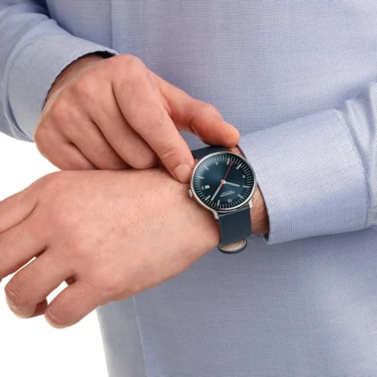 Mondaine Doppio Uhr 41mm Set, Blaues Zifferblatt, Doppelt Gewölbtes Saphirglas, Schweizer Quarzwerk, Wahres Apfellederarmband, Recycelter Edelstahl – Swiss Made – Bild 2