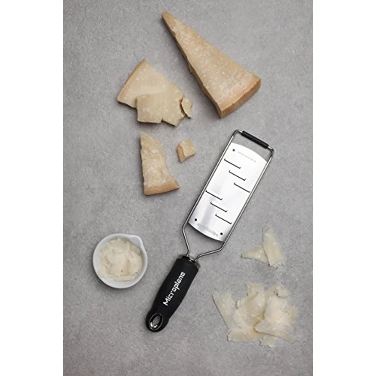 Microplane Große Raspel Reibe Edelstahl Schwarz aus der Gourmet Serie für Hartkäse, Schokolade und Trüffel – Bild 4