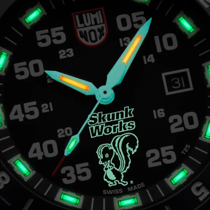 Luminox Pilotenuhr F-117 Nighthawk x Skunk Works XA.6442.H, analoge Armbanduhr mit schwarzem Kunststoffarmband und Antireflex-Saphirglas, leuchtend im Dunkeln, Kalenderfunktion – Bild 4