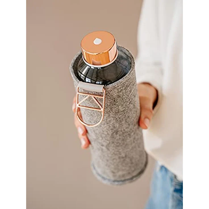 EQUA Glasflasche mit Filzhülle Mismatch Rose Gold 750 ml - Trinkflasche aus Glas mit Schutzhülle 0,75 l - Sportflasche mit Cover - Designer Trinkflasche für unterwegs – Bild 4