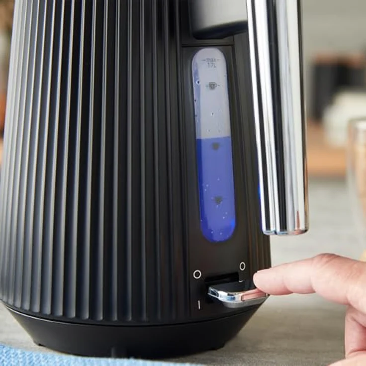 Russell Hobbs Brontë Wasserkocher 1,7L, 2400W, Matt Schwarz mit Silberakzenten, Perfect-Pour-Ausguss, Wasserstandsanzeige, herausnehmbarer Kalkfilter, Push-to-Open-Deckel – Bild 4