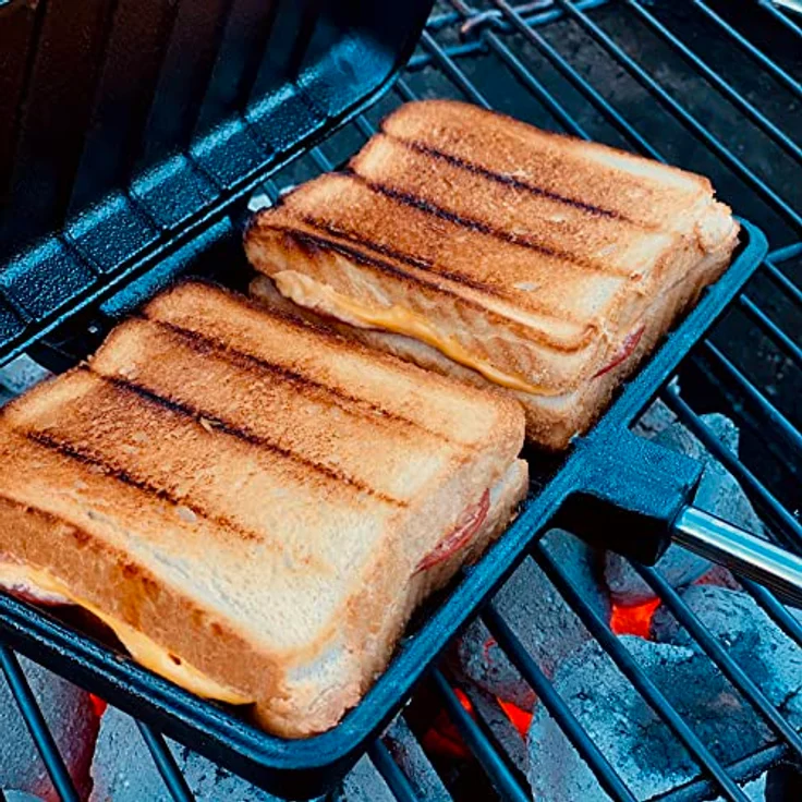 BBQ-Toro Sandwicheisen inkl. Transporttasche | BBQ Waffeleisen aus Gusseisen | Rechteckig, langer Stiel | Bereits eingebrannt | Waffeleisen Grill, Outdoor Waffeleisen für offenes Feuer, Sandwichmaker – Bild 2