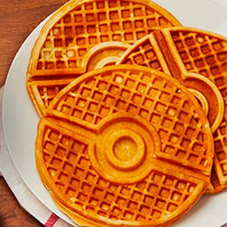 Uncanny Brands - Pokemon Pokeball Maschine zum Erstellen Ihrer Waffeln mit dem Poke Ball - Europäischer Stecker - Typ C (WM1-POK-PK1-EU) - Geschenk Friki - Küche – Bild 3