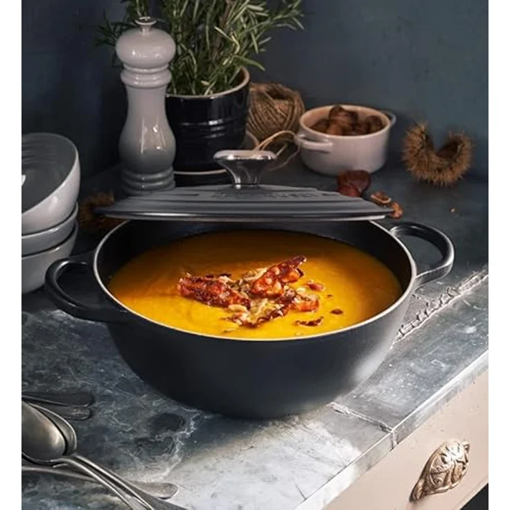 Le Creuset Signature Gusseisen-Bräter mit Deckel, Ø 26 cm, La Marmite, Rund, Für alle Herdarten und Induktion geeignet, Volumen: 4,1 l, Schwarz – Bild 2