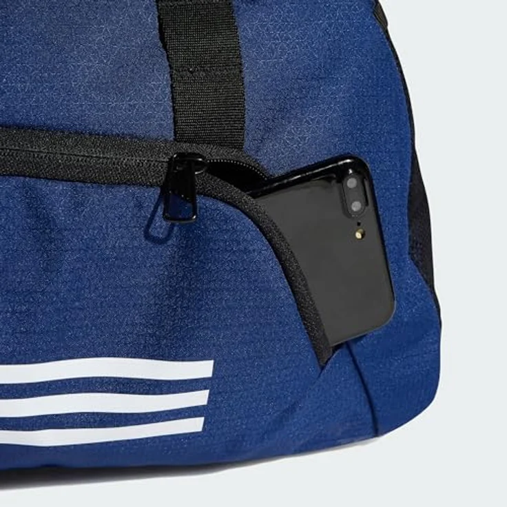 adidas Sportswear TR DUFFLE S, Sporttasche in Dunkelblau/Weiß mit verstellbarem Schulterriemen und strapazierfähigem Boden, 50% recycelte Materialien – Bild 4