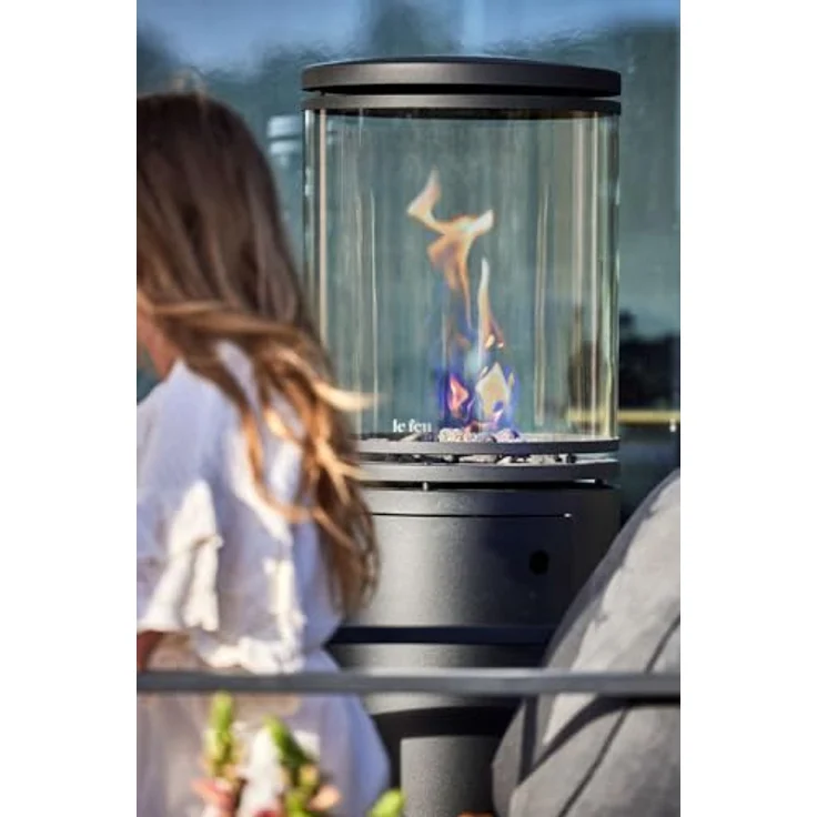 Le Feu Patio, Terrassenheizstrahler, Gas Powered Heater 8,7 kW, schwarz, 360° Blick auf die Flamme, inklusive Lavasteinen, mobil mit Zwillingsrädern – Bild 4