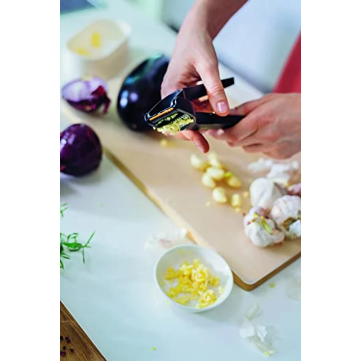 Fiskars Knoblauchpresse mit ausklappbarem Gittereinsatz und Schaber, Länge: 16 cm, Kunststoff-Metall, Functional Form, Schwarz, 1028361 – Bild 4