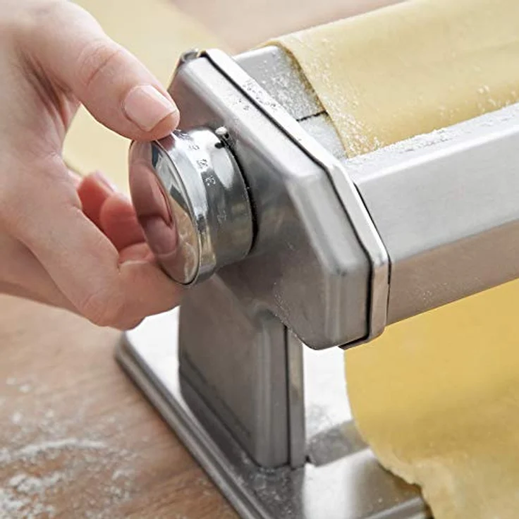 Springlane Nonna, Manuelle Nudelmaschine aus Edelstahl mit 9 Teigdicke-Stufen, inkl. Rezeptheft, Nudeltrockner, Linguineaufsatz & 3 Schneideaufsätzen für Spaghetti, Lasagne, Tagliatelle - Silber – Bild 4
