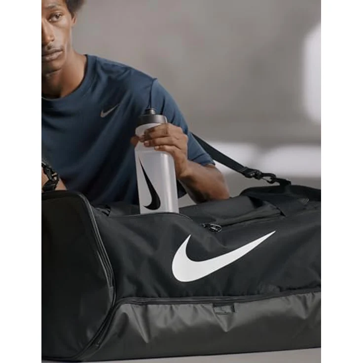 Nike Brasilia 9.5 Sporttasche, geräumige Sporttasche mit mehreren Fächern und gepolsterten Tragriemen – Bild 2