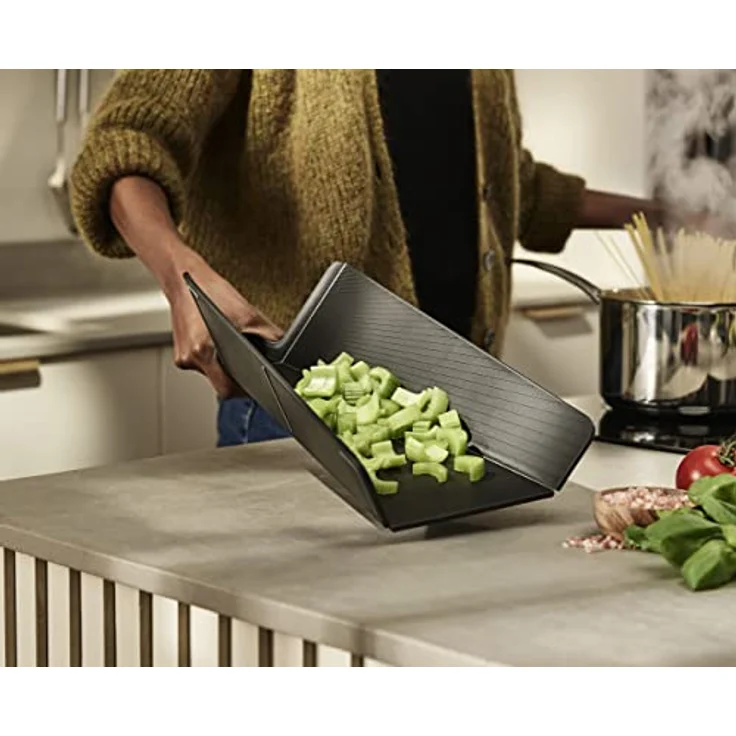 Joseph Joseph Chop2Pot Plus Faltbares rutschfestes Schneidebrett, messerfreundlich (normal) – Schwarz – Bild 5