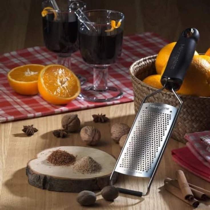 Microplane Reibe Fein Edelstahl Schwarz aus der Gourmet Serie für Hartkäse, Zitrusfrüchte, Knoblauch, Chili, Zimt und Muskatnuss – Bild 5