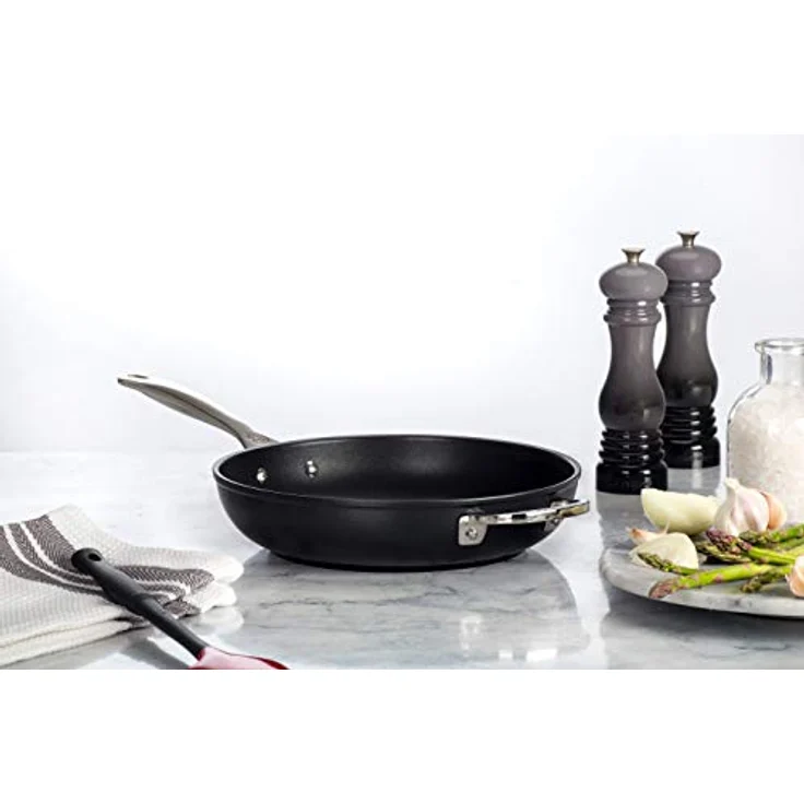 Le Creuset Salzmühle, ABS-Kunststoff, 6,2 x 6,2 x 20,8 cm, Keramik-Mahlwerk, Flint (Grau) – Bild 3