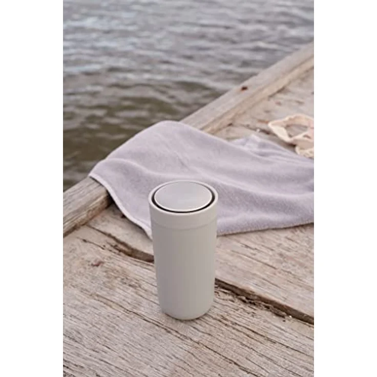 Stelton To-Go Click - Thermobecher, doppelwandige Isolierflasche - Rostfreier, auslaufsicherer Kaffeebecher/Teebecher mit Smart-Click-Deckel - Heiße & kalte Getränke - 0,4 Liter, Soft Light Grey – Bild 3