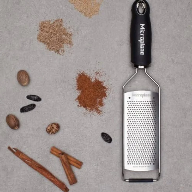 Microplane Reibe Fein Edelstahl Schwarz aus der Gourmet Serie für Hartkäse, Zitrusfrüchte, Knoblauch, Chili, Zimt und Muskatnuss – Bild 3