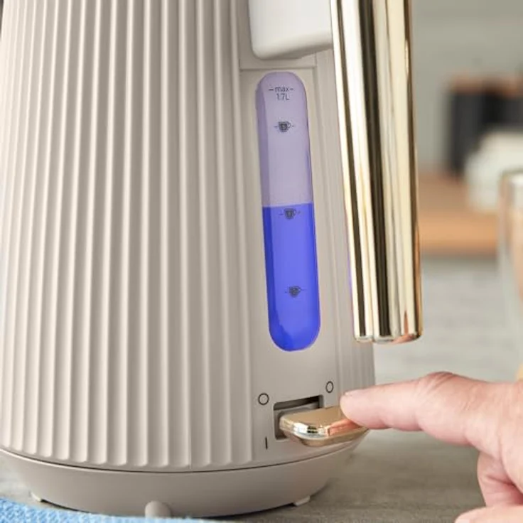 Russell Hobbs Brontë Wasserkocher 1,7L, 2400W, mattes Steinfarbenes Design mit Goldakzenten, Perfect-Pour-Ausgusstülle, Wasserstandsanzeige, herausnehmbarer Kalkfilter, Beleuchtung, Deckelöffnung per Knopfdruck – Bild 4