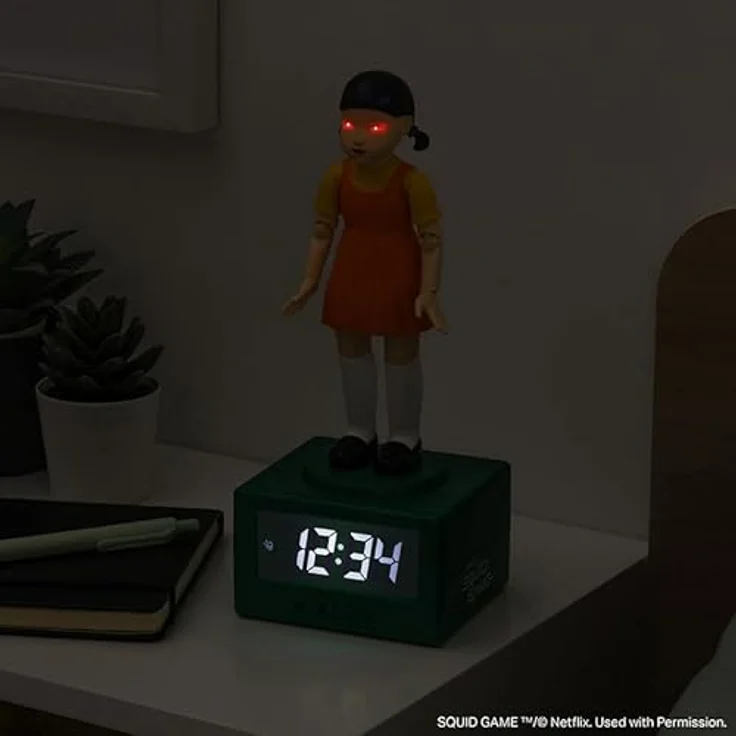 Paladone Squid Game Doll Wecker – Digitaler Lichtwecker mit rot-grünem Nachtlicht und offiziellem Soundtrack, batteriebetrieben – Bild 3