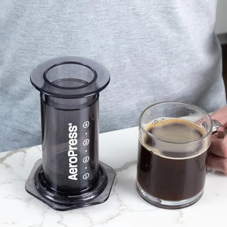 AeroPress Clear Black Coffee Press - 3 in 1 Brew Methode kombiniert French Press, Espresso, Vollmundkaffee ohne Körnung oder Bitterkeit, kleine tragbare Kaffeemaschine für Camping & Reisen, Schwarz – Bild 3