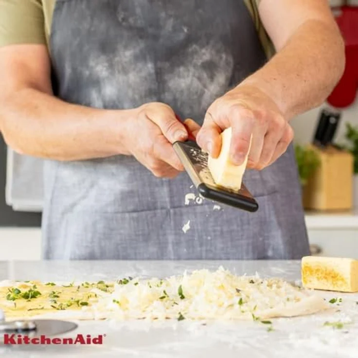 KitchenAid KHA320OHEREG Klassische Reibe, mittelgroß, ultrascharfe Edelstahlfläche, Empire Red – Bild 5