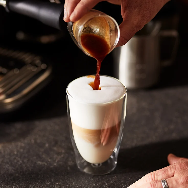 Tchibo elektrischer Hand-Milchaufschäumer, Spülmaschinengeeigneter Edelstahlquirl, inkl. Batterien, für Latte Macchiato, Cappuccino und Kakao, Schwarz – Bild 8