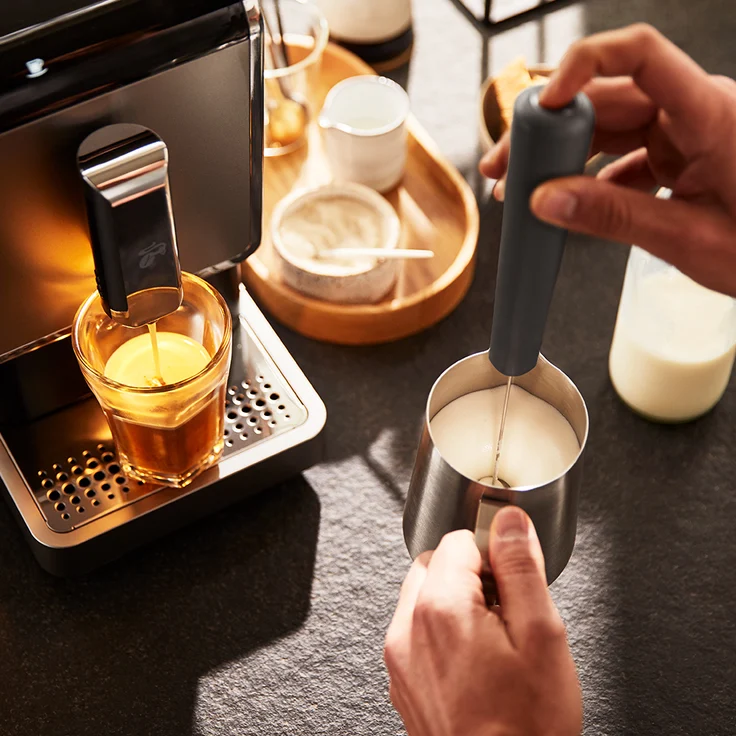 Tchibo elektrischer Hand-Milchaufschäumer, Spülmaschinengeeigneter Edelstahlquirl, inkl. Batterien, für Latte Macchiato, Cappuccino und Kakao, Schwarz – Bild 5